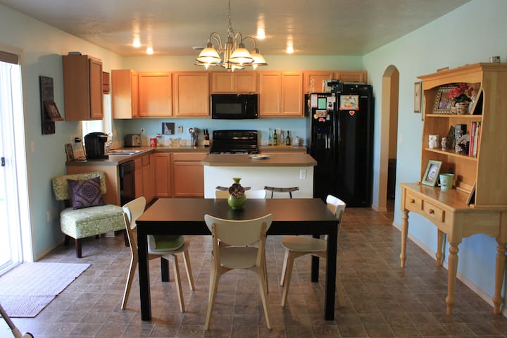 Sweet and Spacious Home on Boise outskirts