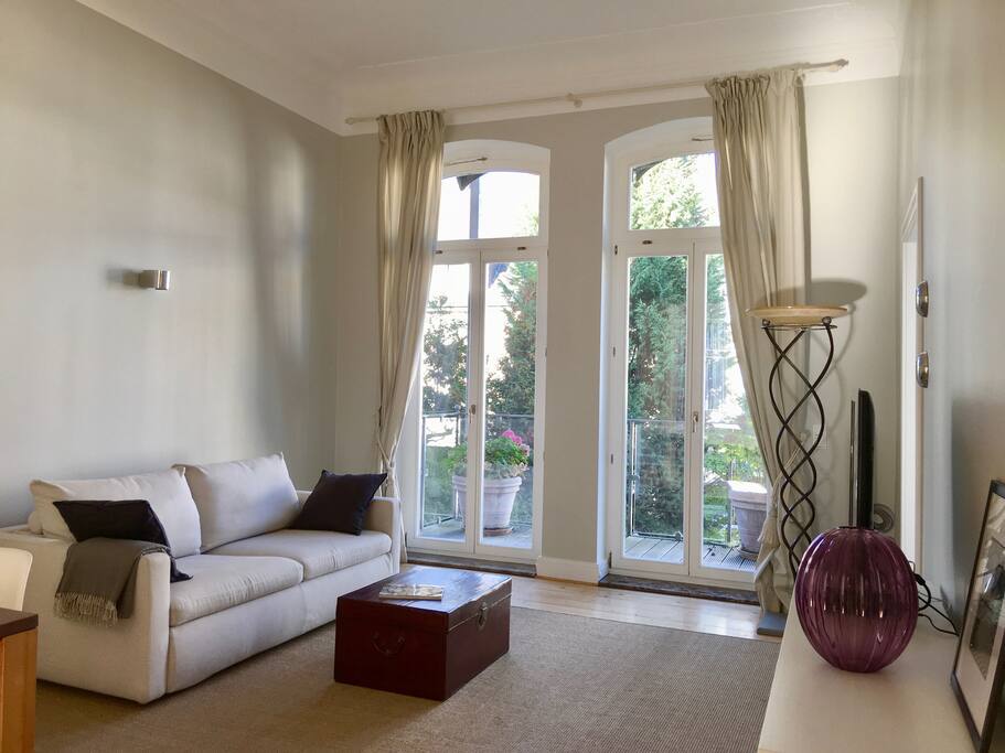 Living room with balcony to the garden side / Wohnzimmer mit Balkon und Blick in den Garten