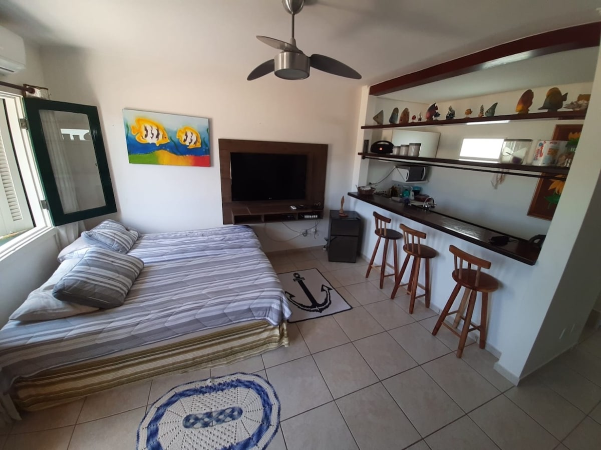 มีเตียงกล่อง 2 เตียงที่นอนสปริงเดี่ยวและเตียงเสริม 2 เตียงบนที่นอนสปริงด้วย เตียงเสริม 2 เตียงถูกสร้างขึ้นใน (ด้านใน) เตียงหลักซึ่งอยู่ในรูปนี้