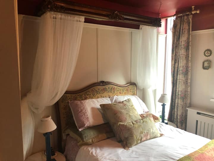 A little bit of country in the city, Fairy House Houses for Rent in