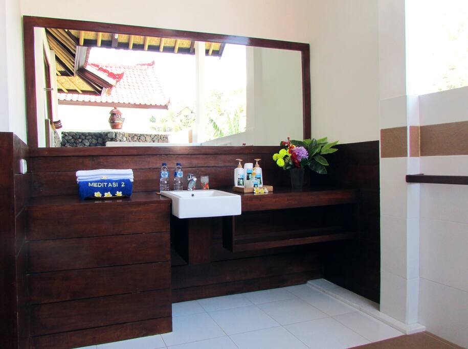 Bathroom with big mirror and mountain view