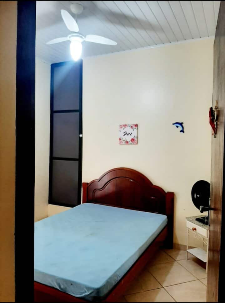 Спална соба 5 на најгорниот кат_двоен кревет,  плакар,  огледало, тавански вентилатор и плотна, затемнета завеса. 