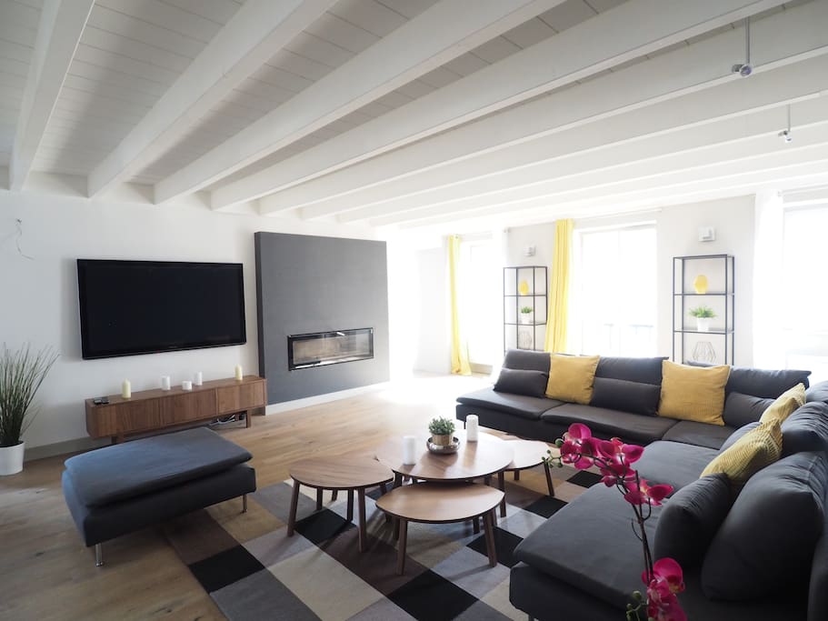 Loft lumineux avec grand écran TV