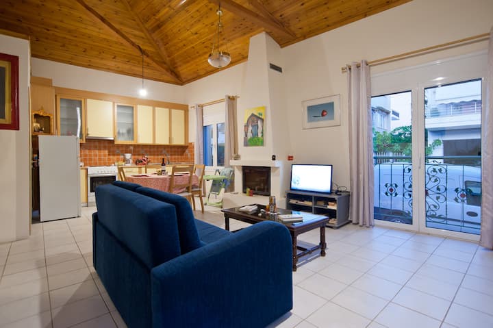 غرفة المعيشة والمطبخ مجهزان بجميع المعدات اللازمة.