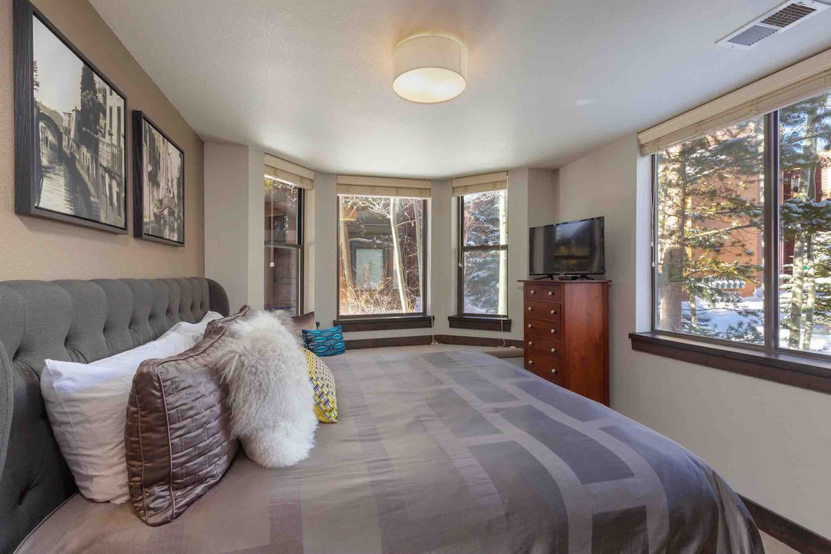 Sekundarna spavaća soba s bračnim krevetom i tonom svjetla!