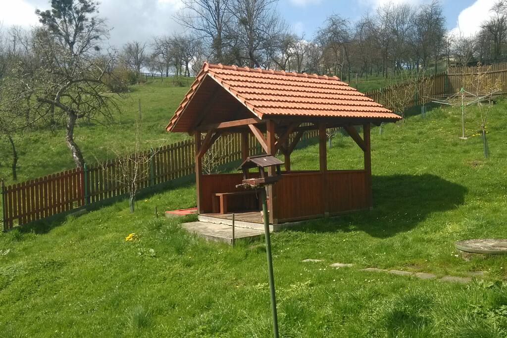 Horní část zahrady s altánem a krmítkem pro ptáky