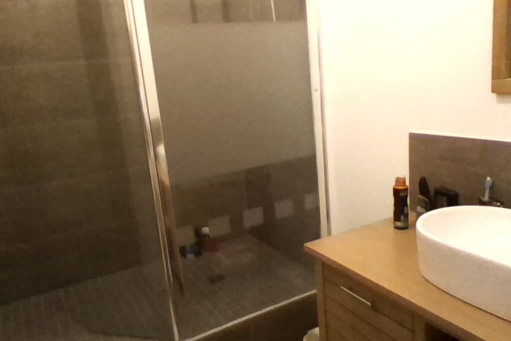 salle de douche disponible.