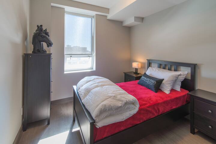 Pumzika katika chumba cha kulala cha pili kinachovutia, kilicho na kitanda cha starehe ambacho hutoa mahali pa amani kwa wageni au familia.