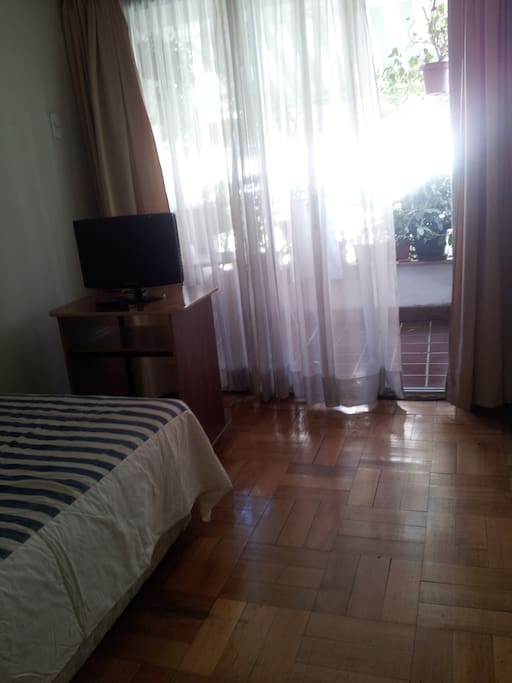 Habitación iluminada con salida a terraza