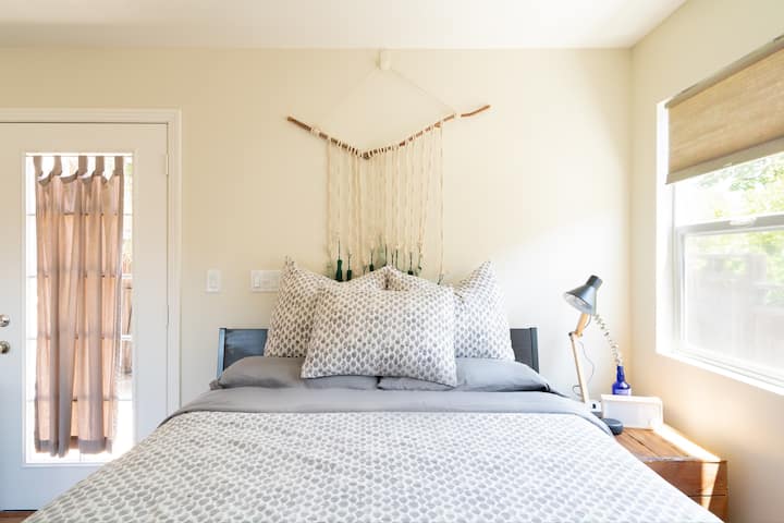 舒适的标准双人床，配有雨伞床上用品。 