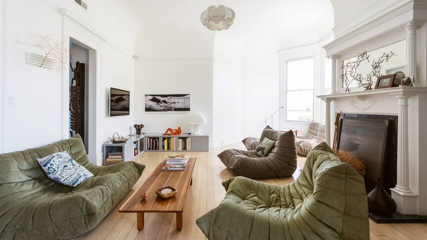 Unique Modern Airy Apartment with Contemporary Art