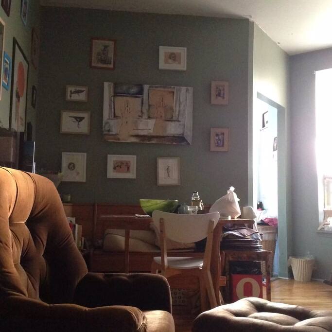 Dining room/ living room. Wifi, satellite cable tv with Netflix.