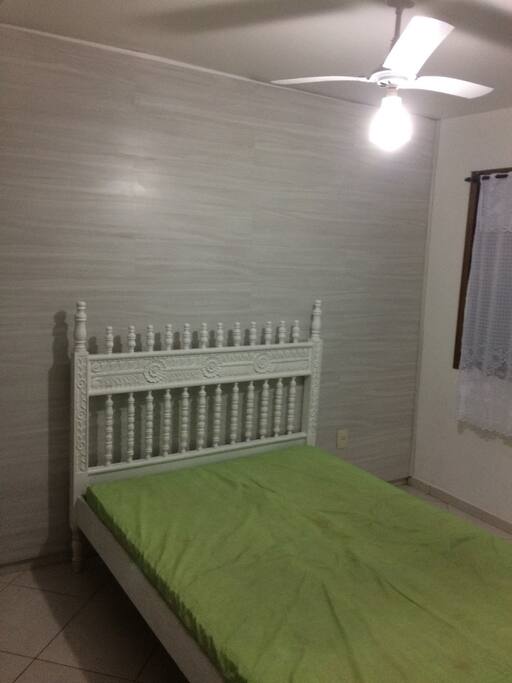 Quarto com cama de casal e ventilador de teto