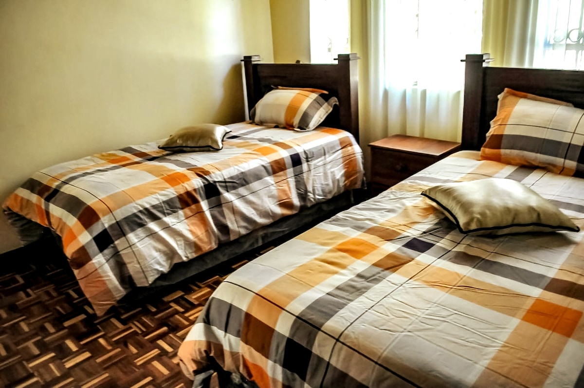 chumba cha kulala pacha hasa kwa familia yenye watoto, vitanda na mablanketi ya kutosha 