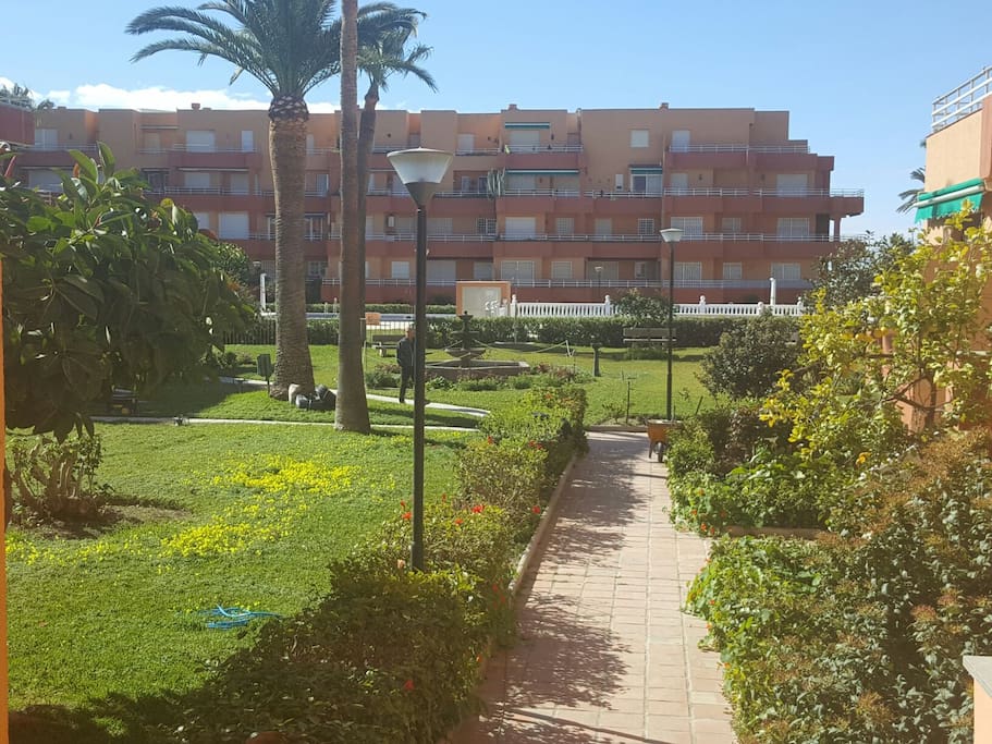 Urbanización cuenta con un bonito jardín.