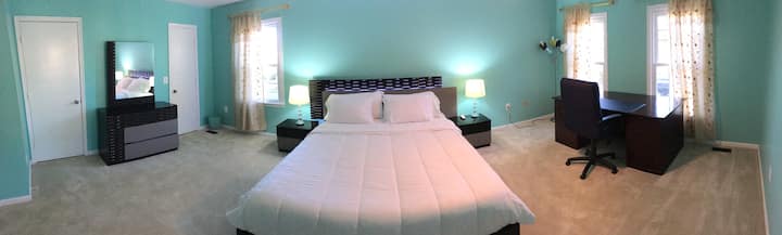 Მთავარი საძინებელი 193 × 203 სმ ზომის საწოლით