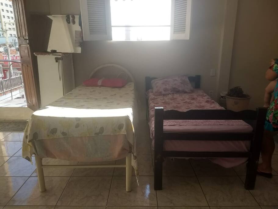 Camas de solteiro no salão compartilhado