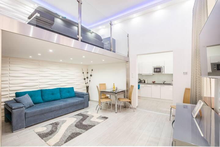 Central Studio Apartment + AC