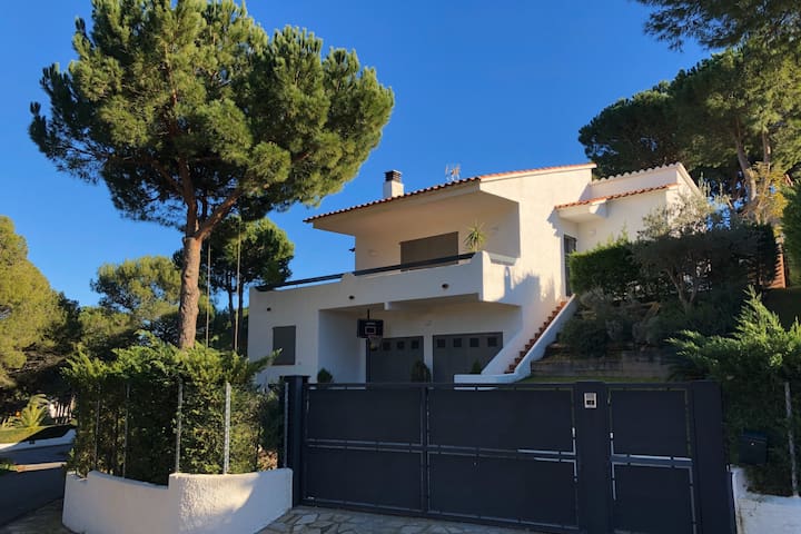 Villa in Pals met prive zwembad en tuin.