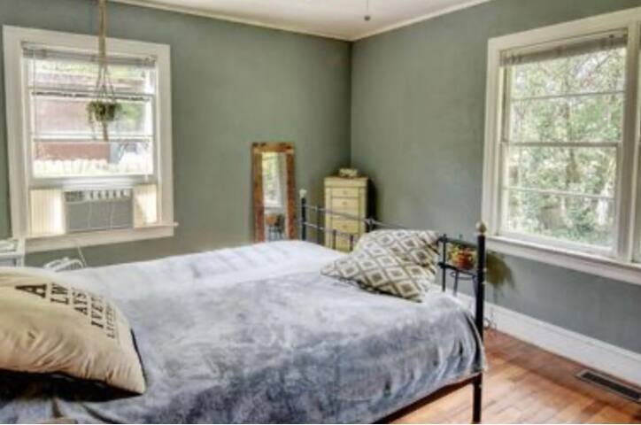 Short term rental for nurses. 4 mi from hospital