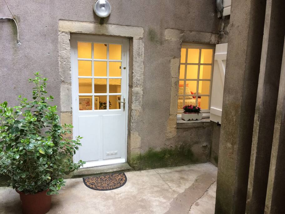 Accès par une cour intérieure privative et verdoyante. Calme