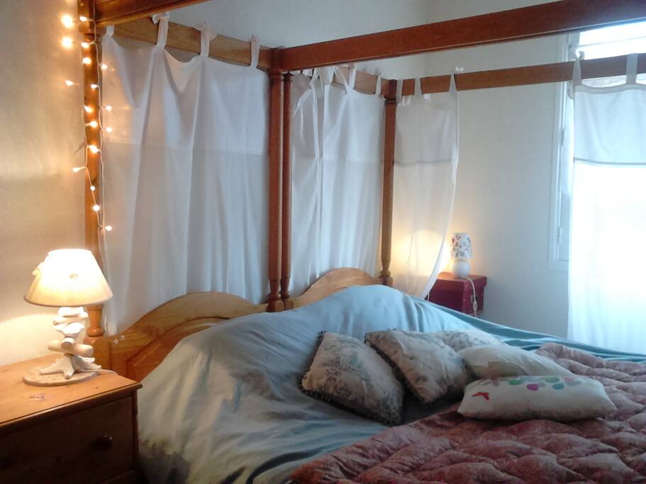 Le grand lit confortable