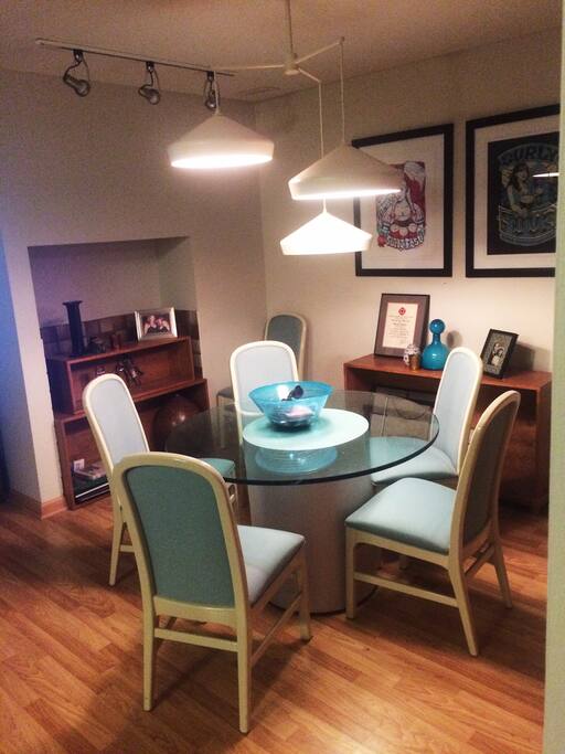 Dining Room seats 6