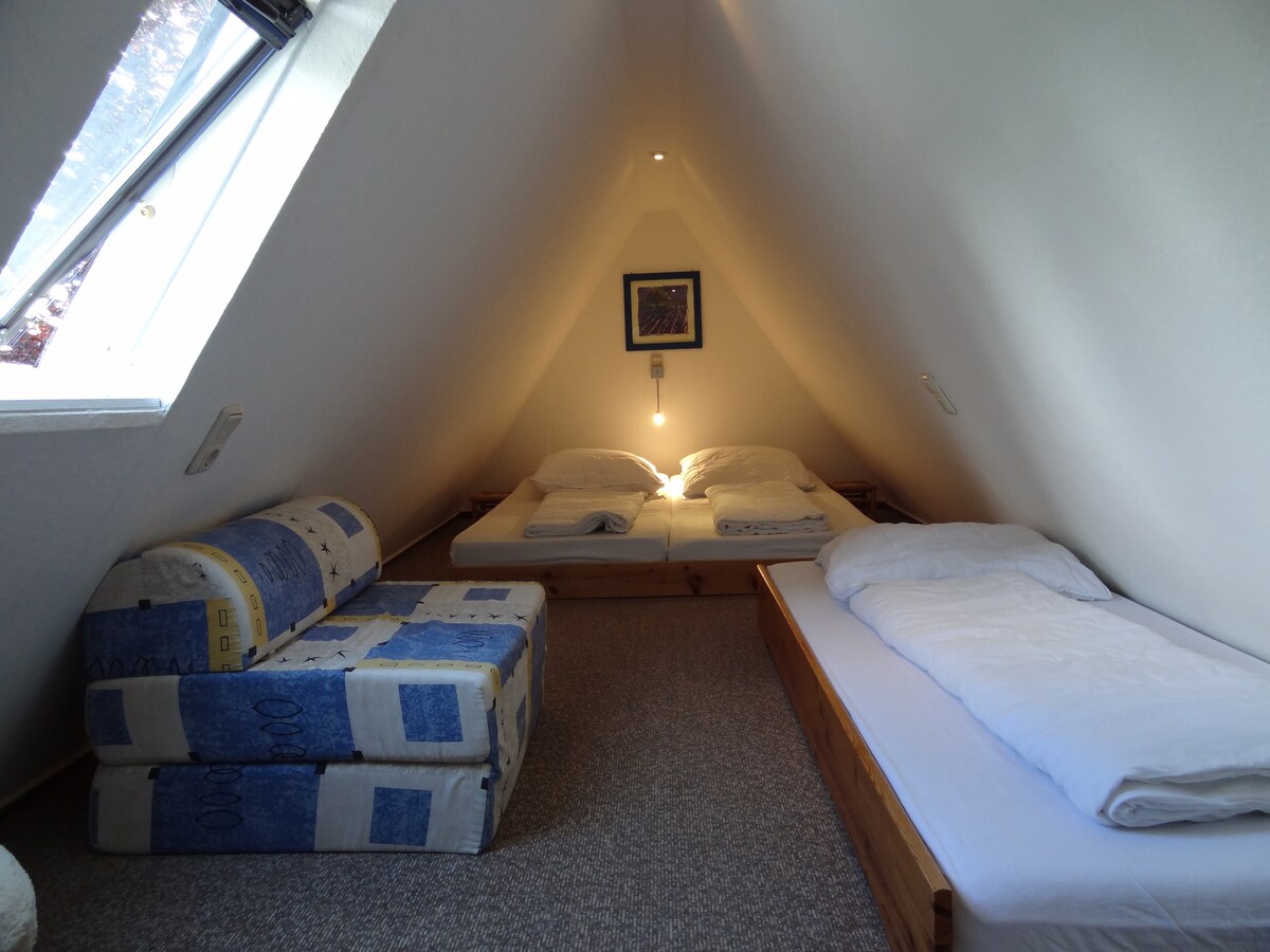 חדר שינה בעליית הגג