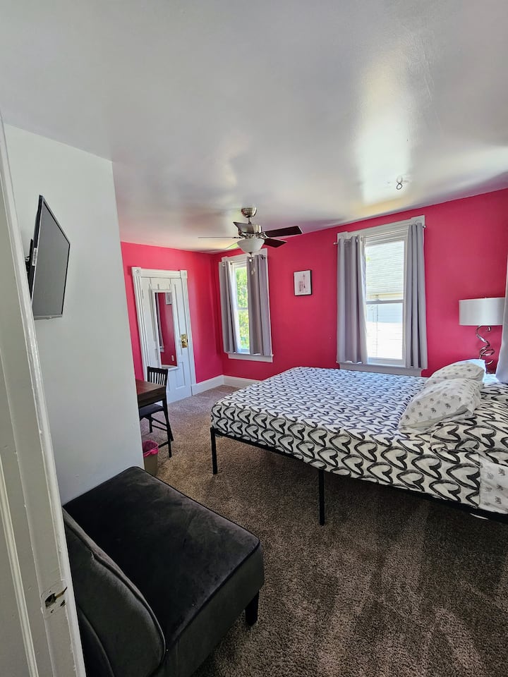 Dhoma e gjumit rozë: Dyshek "queen" krejtësisht i ri dhe shumë i rehatshëm! Televizor Wifi. Tavolinë pune me stacion karikimi dhe një divan të vogël. 