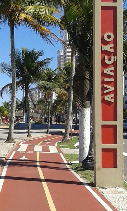 CICLOVIA E PISTA DE CAMINHADA NA ESQUINA DO PRÉDIO
