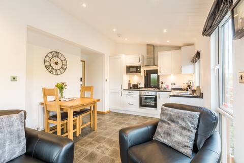 Littlemere Lodges - 'The Sett' - Dog Friendly