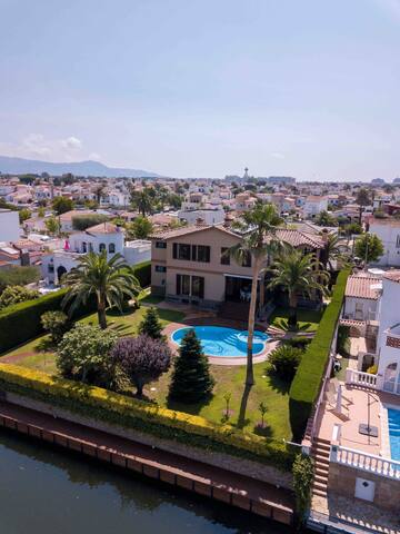 Milenial Immo | Exclusiva villa al canal y piscina gallery image 4