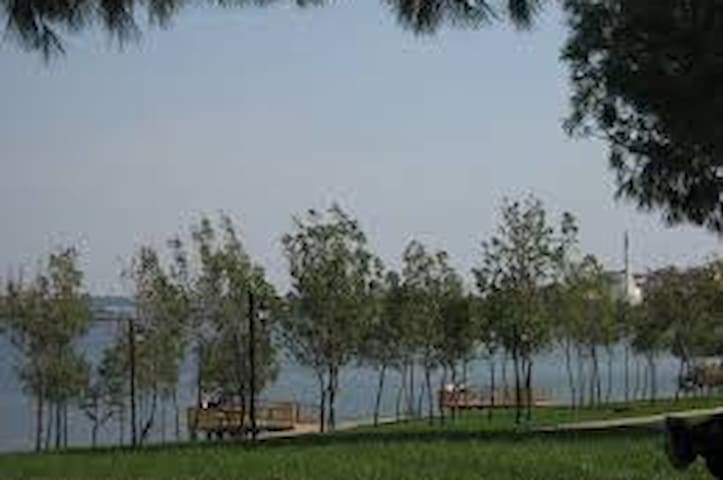 Göl kenarında müstakil ev konforu