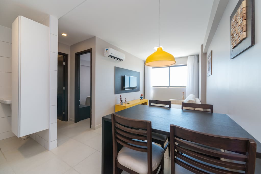 Sala com mesa de jantar.