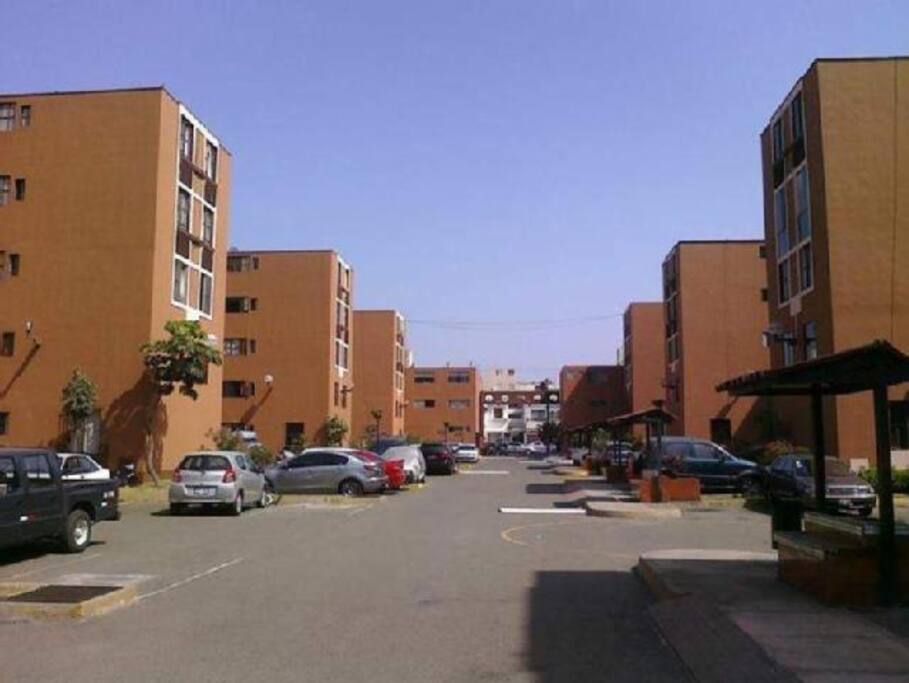 Ingreso al condominio que cuenta con vigilancia las 24 horas, totalmente seguro al 100% dentro y fuera por estar ubicado en una de las zonas mas seguras de Lima.