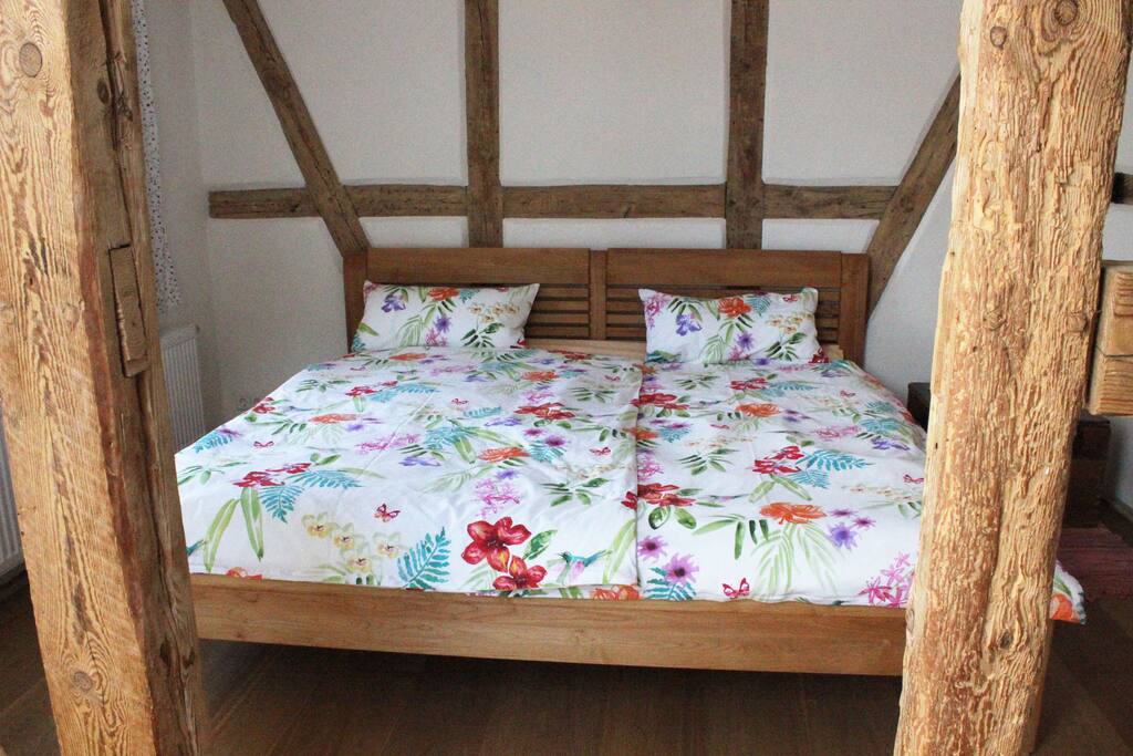 Schlafzimmer große Wohnung, Doppelbett extrabreit