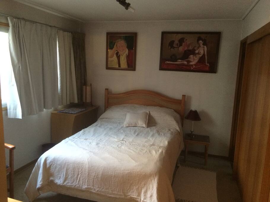 Dormitorio, a la derecha, amplios clósets. This is the bedroom. It has large closets on the right