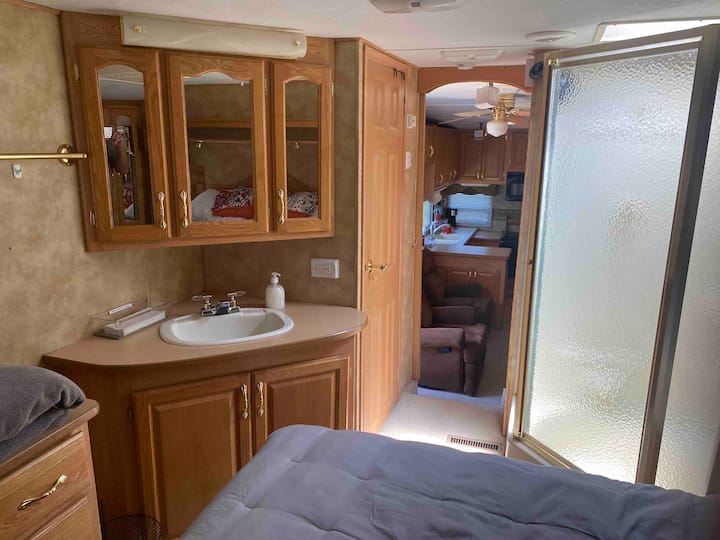 krevat dopio "queen" me shumë magazinim. master suite me njësinë e 2-të ac të madhe 