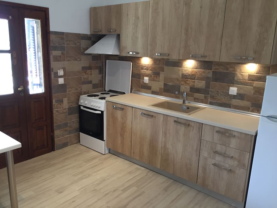 Kitchen with oven, refrigerator and all the cooking amenities