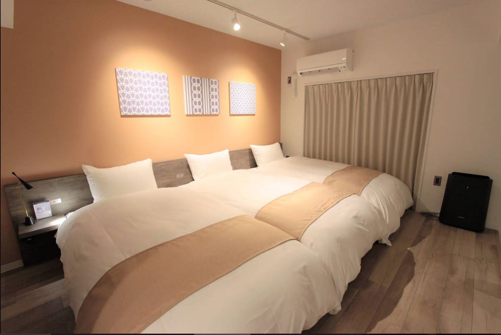 3 single beds 三張單人床