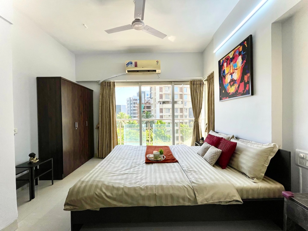 1. spavaća soba s ormarom s tri vrata 