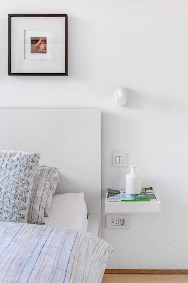 คุณสามารถเพลิดเพลินกับการอ่านหนังสือหรือนิตยสารของเราบนเตียงพร้อมแสงสว่างจากโต๊ะข้างเตียงที่ยอดเยี่ยม