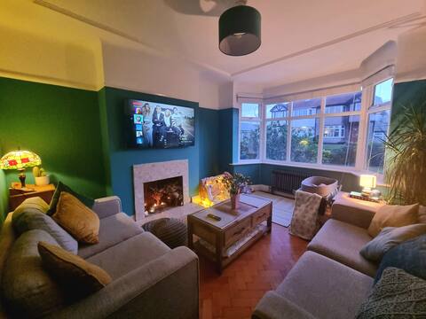 Heart of Heswall with Dee views!