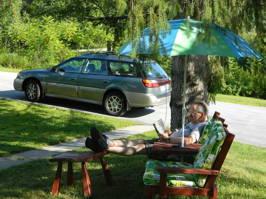 Relax on the Tete-a-tete.