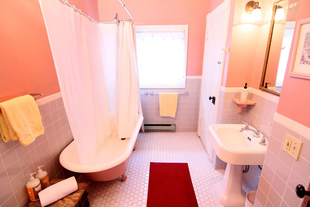 Bathroom (shared with Woodstock room).