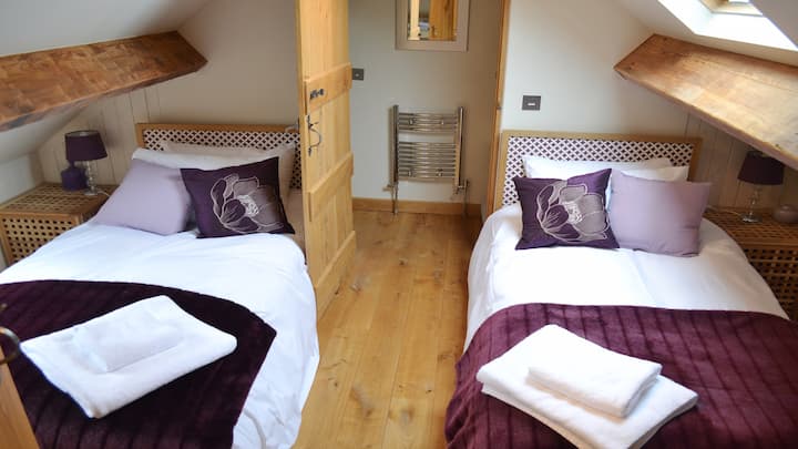 غرف نوم بسريرين مزدوجين.