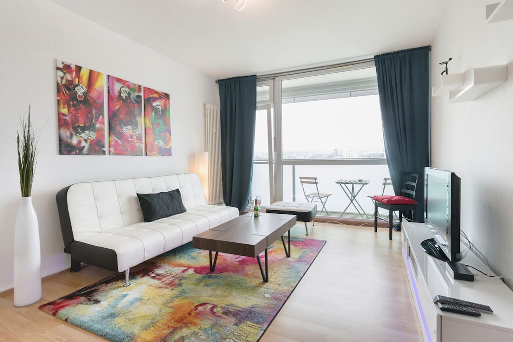 Willkommen in Dresden! Der Blick in dein Wohnzimmer - im Hintergrund Dresden.