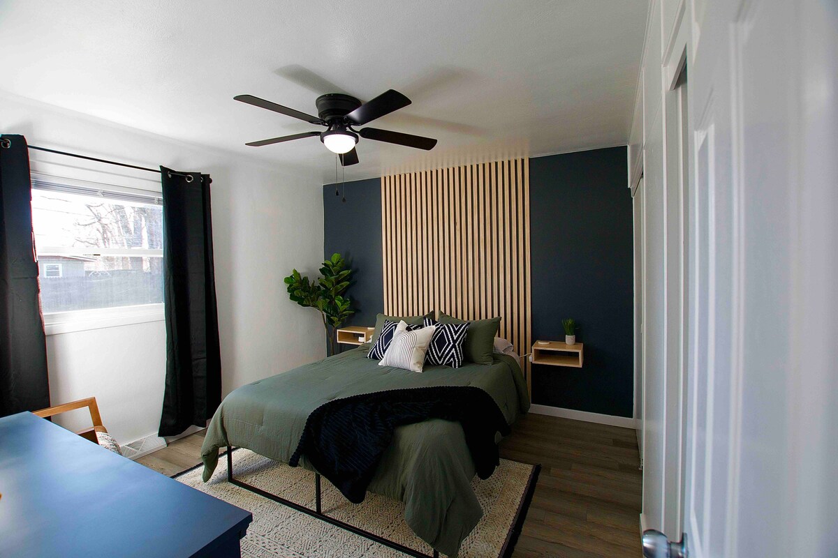 U spavaćoj sobi nalaze se zavjese za zamračivanje i zvučni uređaj.