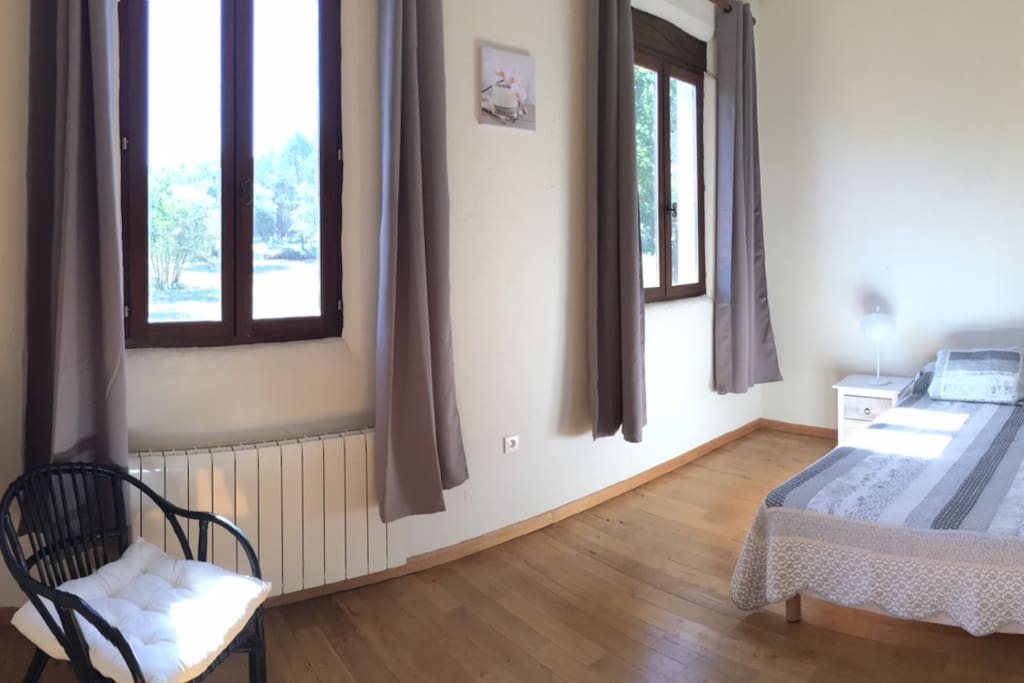 Chambre lit en 160cm et salle d'eau