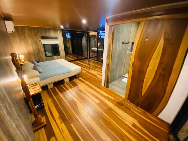 Ეს ოთახი დამზადებულია ძალიან წვრილი ხისგან, სააბაზანოს კარი და იატაკი არის კორტეზას ხე. ის ერთ ‑ ერთი საუკეთესო და მდგრადი ტყეა